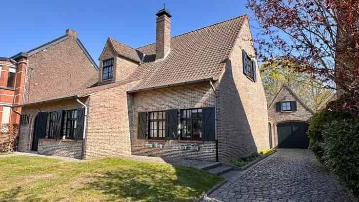 Ruime Villa Te Koop met Praktijkruimte en Dubbele Garage