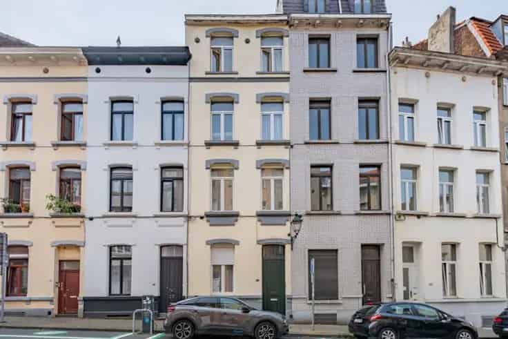 Te renoveren gezinswoning met 4 slaapkamers te Sint-Gillis