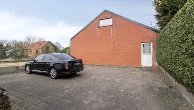 Magazijn met woonst te koop in Bissegem