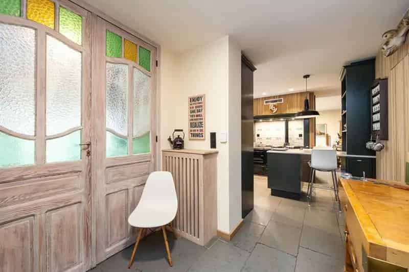 Een luxueus ingerichte woning met 5 slaapkamers en zwembad.