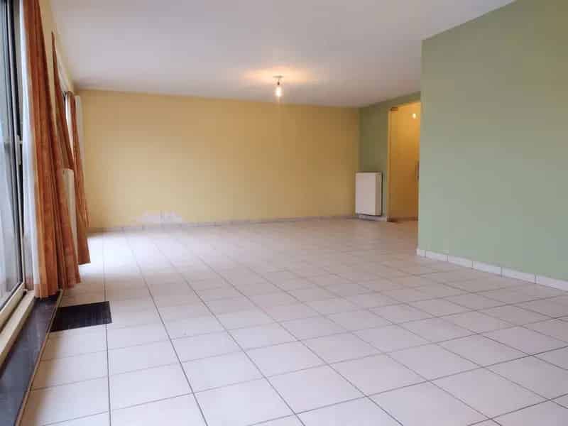 Lichtrijk gelijkvloers appartement met terras en staanplaats