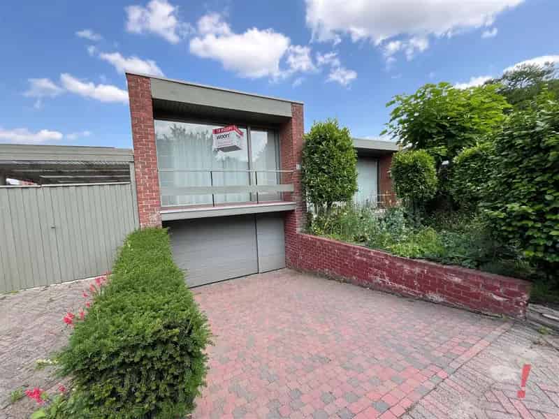Huis te huur Sint-Andries: Op te frissen woning met grote garage