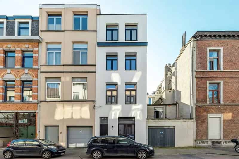Huis te koop Berchem: gerenoveerde woning vlakbij station