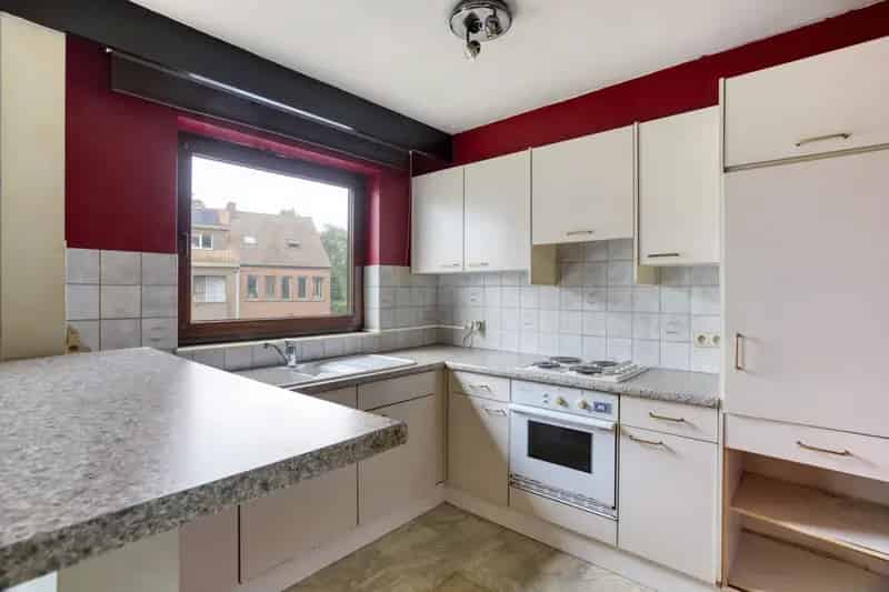 Op te frissen appartement met groot terras en garage