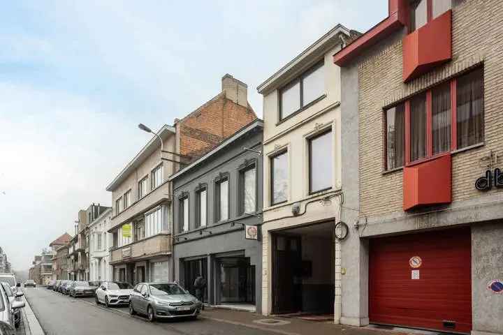 Kantoor te koop in Geraardsbergen met verhuurde garageplaatsen