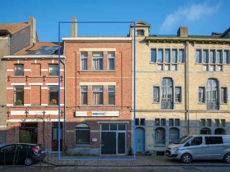 Atelier/loods met te renoveren woning, ruime tuin en bijzonder veel potentieel op een boogscheut van het stadscentrum.