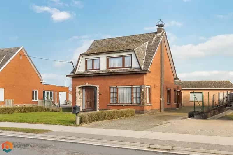 Woning met 3 slaapkamers 2 garages en 2 bijgebouwen