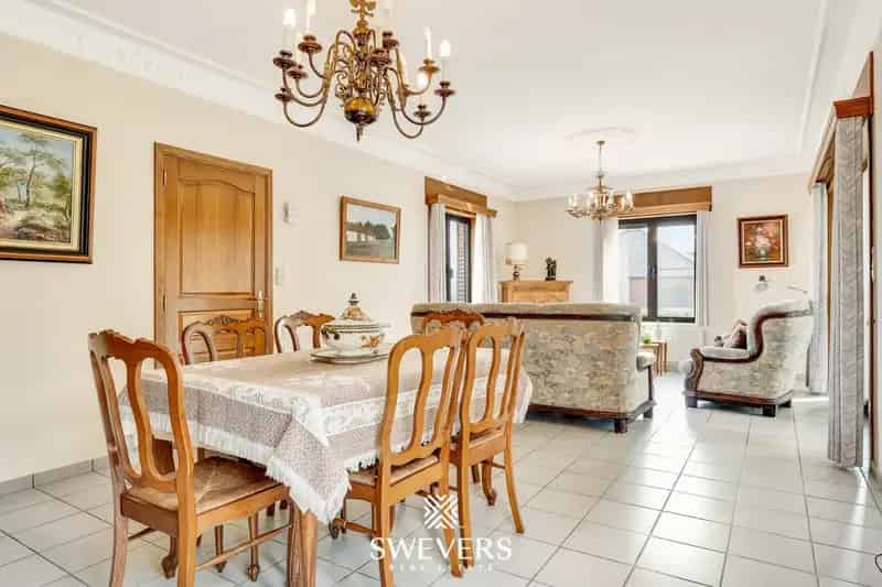 Riant Landhuis met Bouwgrond te Koersel