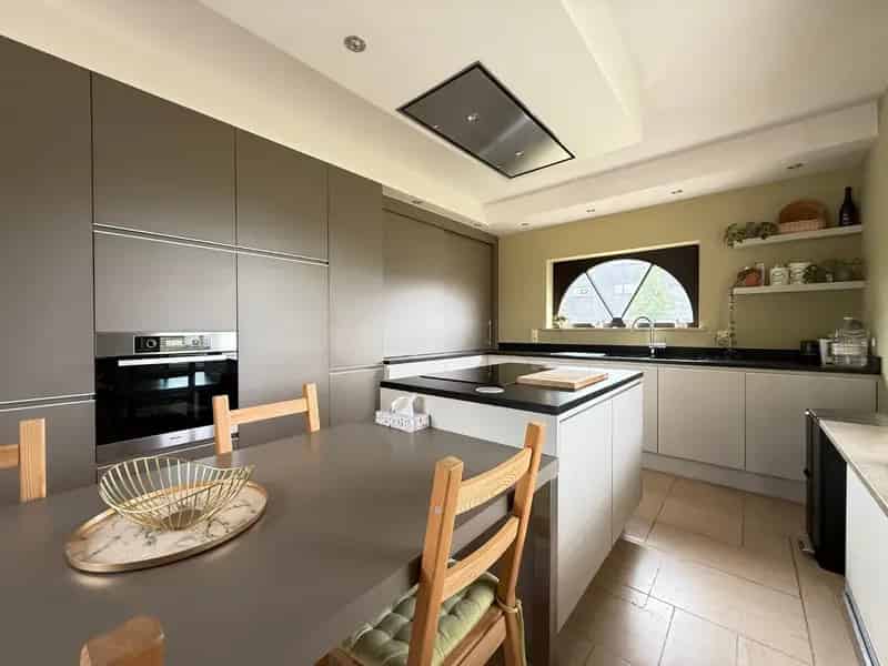 Ruime Villa te Huur in Pittem met 5 slaapkamers en Tuin