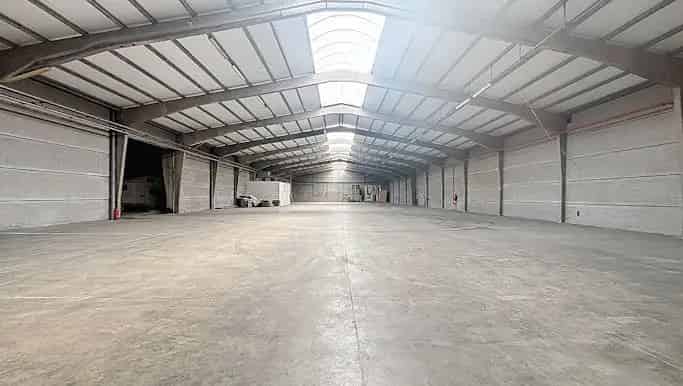 Magazijn te Huur Wielsbeke 3000m2 Sectionale Poort Laadkade