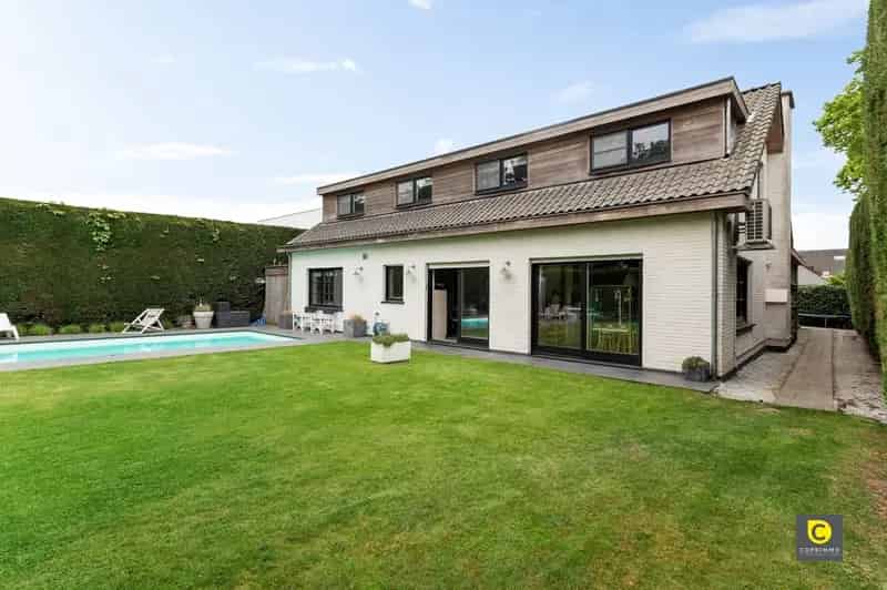 Villa 5 Slaapkamers 2 Badkamers Zwembad