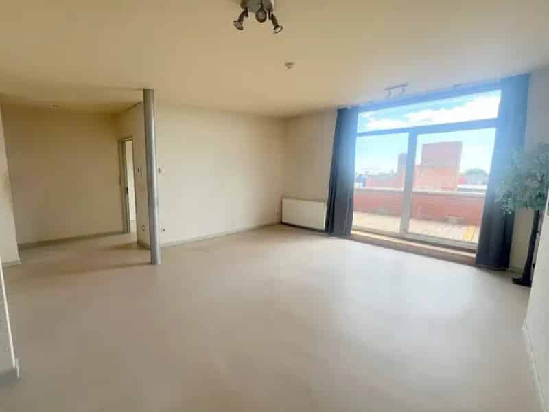 Penthouse te koop: Op te frissen met ruim dakterras