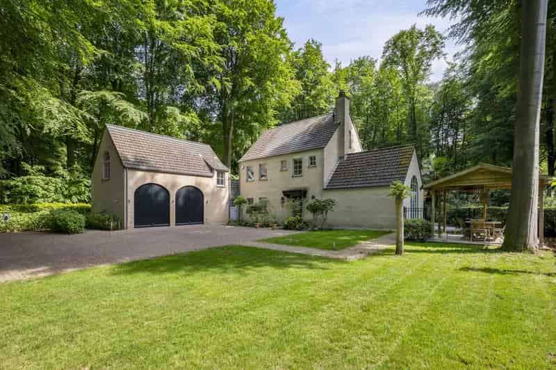 Villa te Dennendaal: Instapklare gezinswoning met privacy