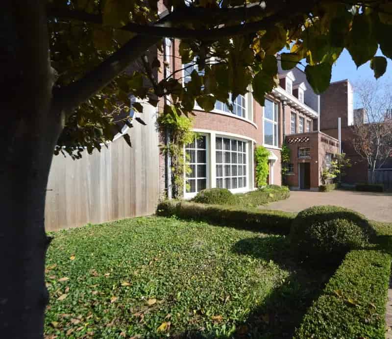 Imposant Kantoorgebouw met Parking