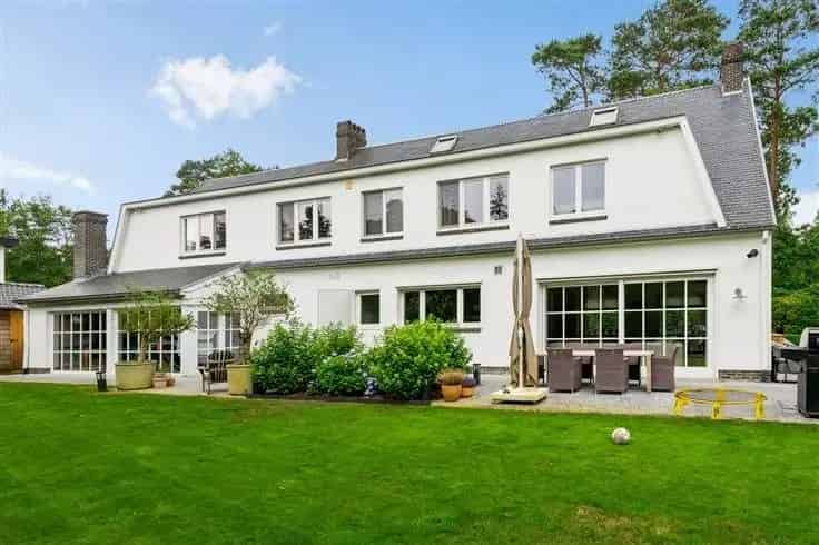 Villa Te Koop Ruime woning met zwembad en poolhouse
