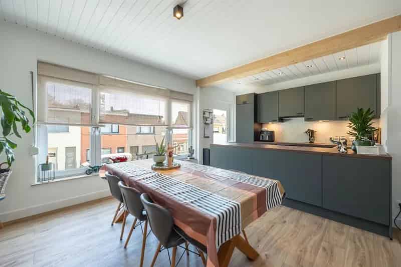 Gerenoveerd 2-slaapkamerappartement te Schoten