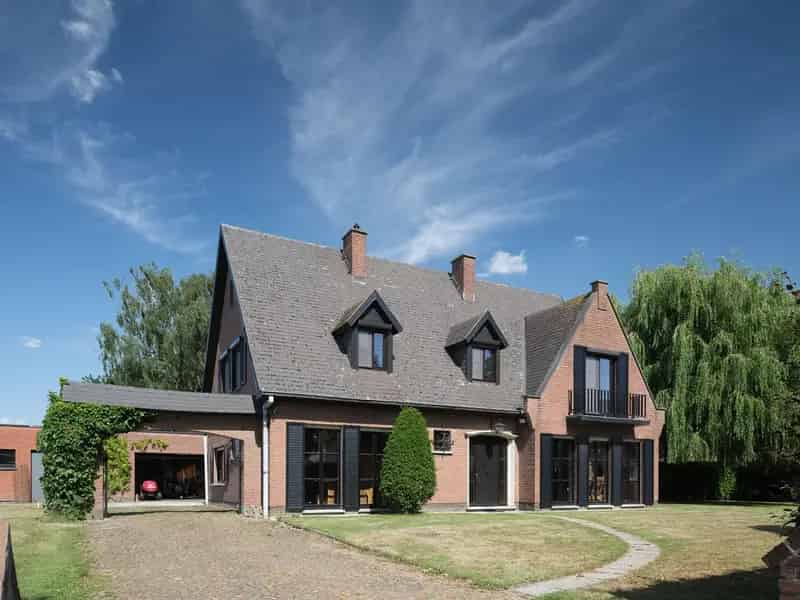 Villa te koop in Drongen: karaktervolle woning met 4 slaapkamers en tuin
