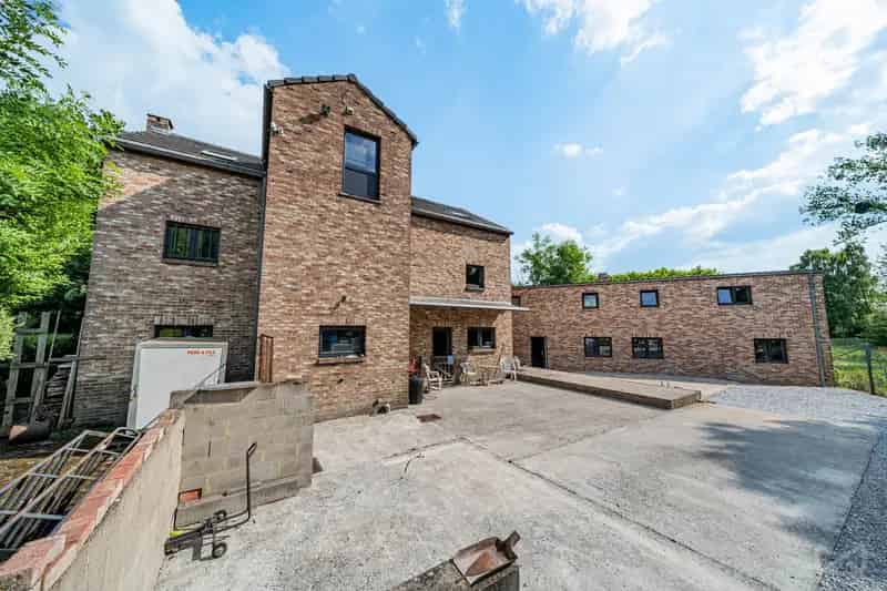 Huis te koop: Grote gezinswoning met studio en annexe