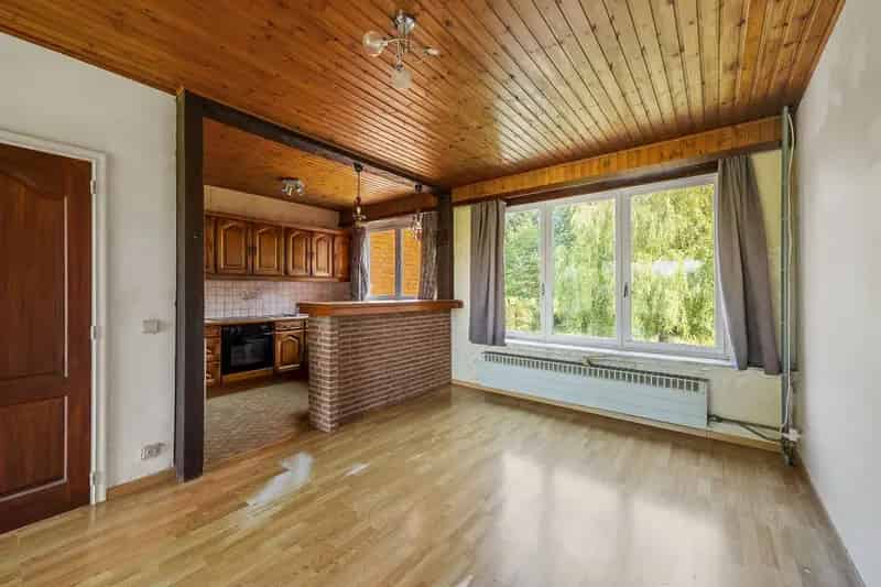 Te renoveren bel-etage woning Brasschaat