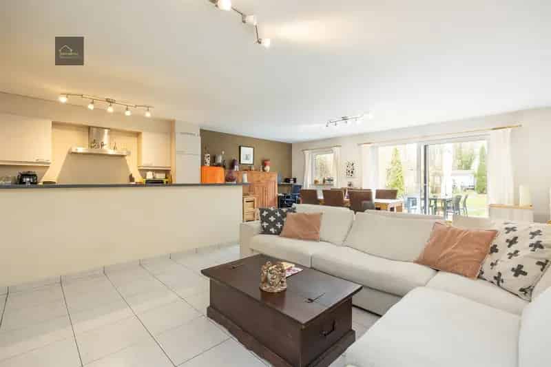 Ruim gelijkvloers appartement Hove met tuin garage en parking