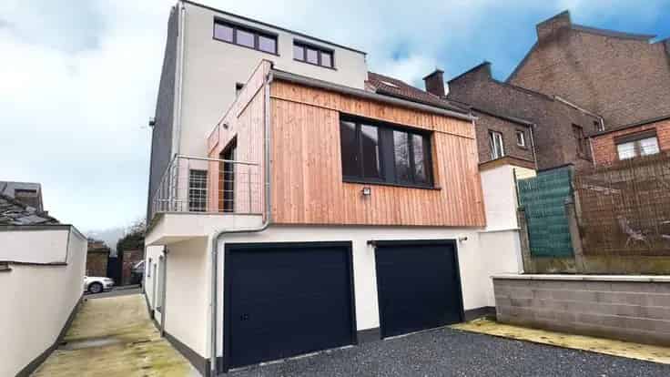 Huis Te Koop Namen: Ruime Gerenoveerde Woning 5 Garages