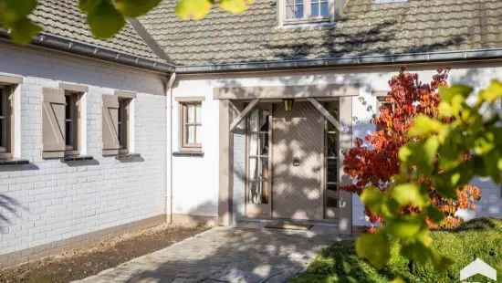 Gelijkvloerse villa (217m²) met min 3 slpk, 2 garages op 14a