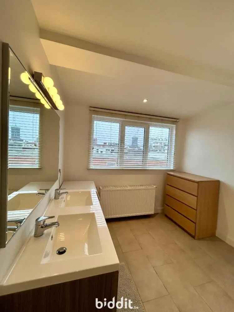 Duplex appartement te koop in lichtrijk gebouw met zolderkamers