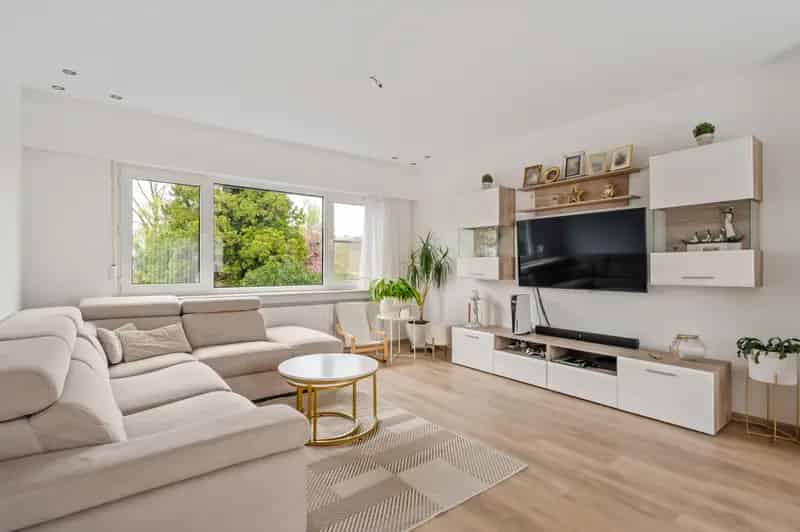 Gerenoveerde Bel-	Etage te Kontich met Garage en Tuin