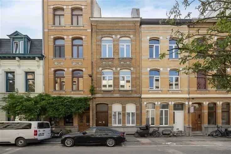 Ruime Burgerwoning Te Koop Nabij Rivierenhof 7 slaapkamers