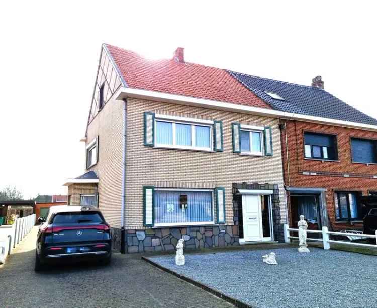 Instapklare woning 4 slaapkamers dubbele garage grote tuin