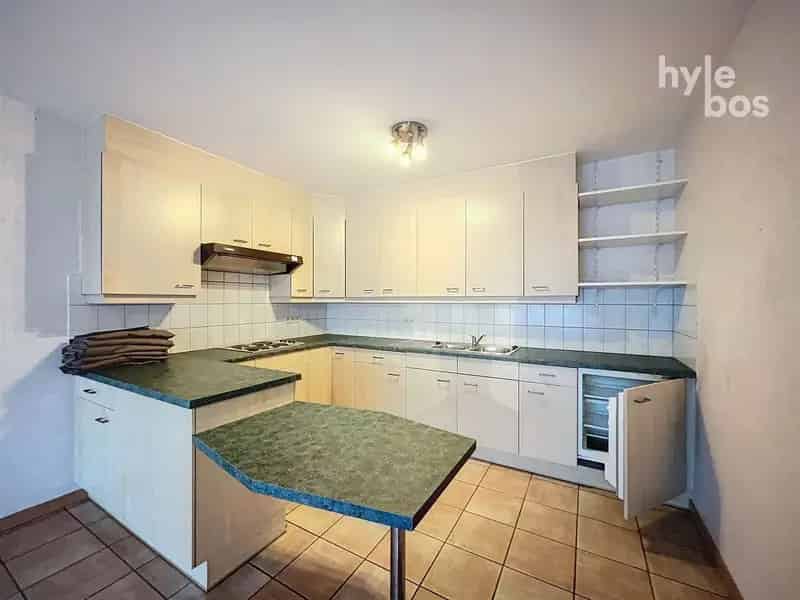 Appartement te koop: gelijkvloers met garage en tuin