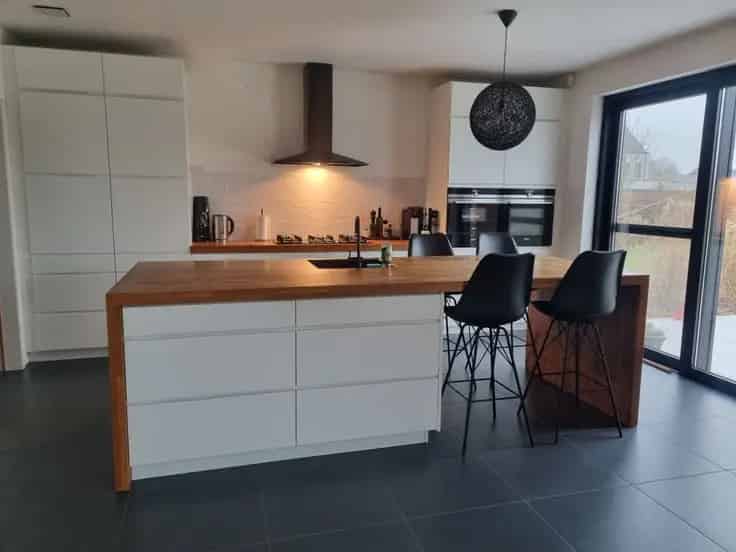 Huis Te Koop Emblem: Ruime woning met grote tuin en 3 slaapkamers