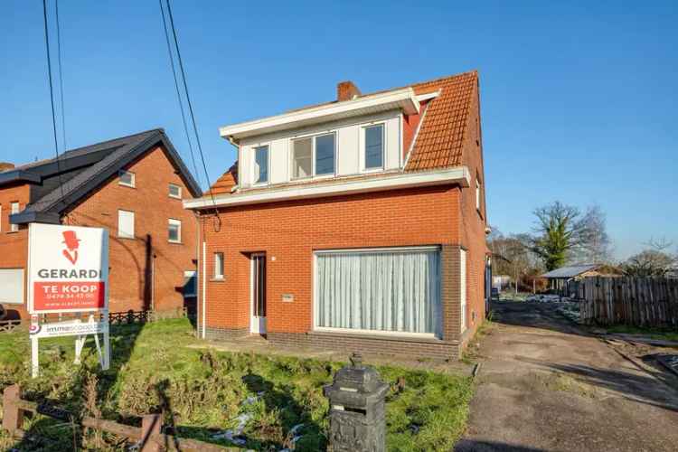 Welkom bij deze grotendeels gerenoveerde (2022) gezinswoning met nog kleine werken, gelegen op een royaal perceel van 1.470 m² in een rustige en groene omgeving. Met een woonoppervlakte van 193 m², 4 ruime slaapkamers en 1 moderne badkamer is dit de ideal