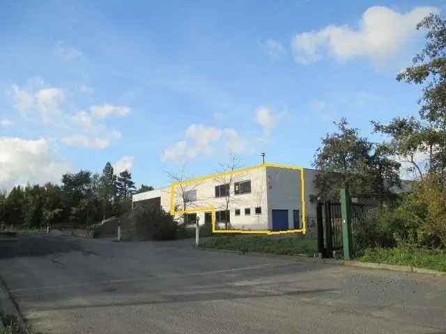 KANTOREN 180m² met parking op industriezone.