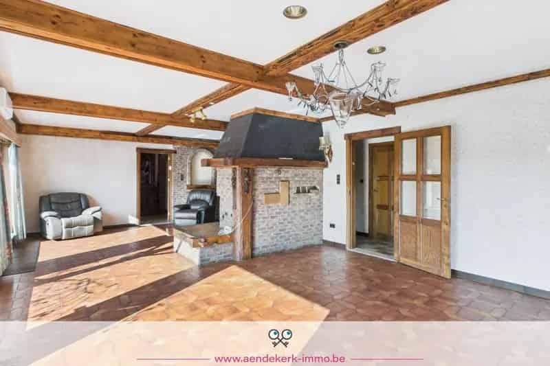 Ruime, te renoveren, woning met loods/stal in As