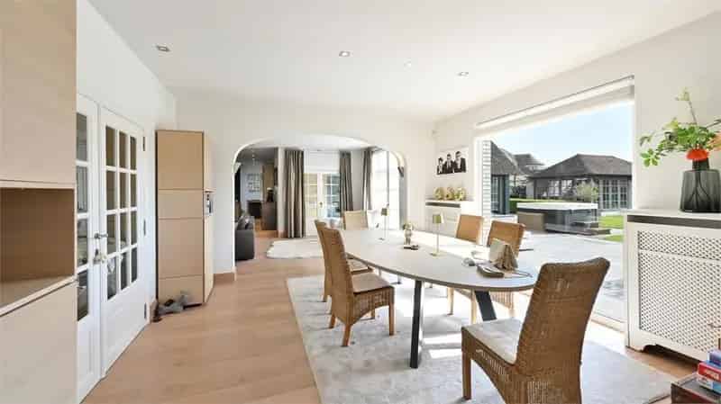 Luxe villa te koop met 8 slaapkamers en binnenzwembad