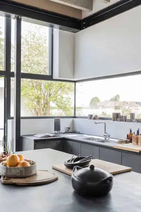 Villa Te Koop Oostkerke: Unieke Woning in Voormalig Schoolgebouw