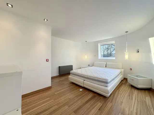Te Huur: Ruime gezinswoning 3 slaapkamers, tuin en terras