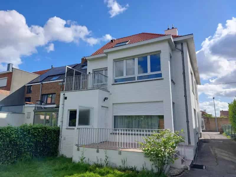 Huis te koop: 4-5 slaapkamers, 2 badkamers, 2 garages, grote tuin