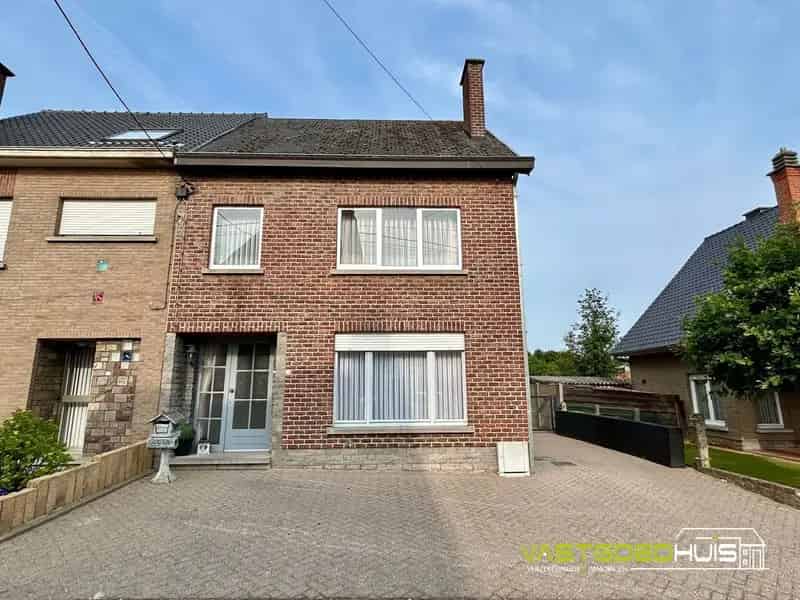 Te renoveren 3-gevelwoning met tuin