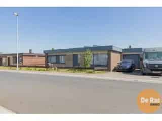 Huis te Koop Burst - Starterswoning Nabij Scholen en Station