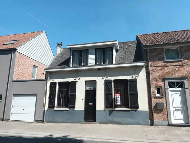 Te renoveren woning met garage Zeveneken Centrum