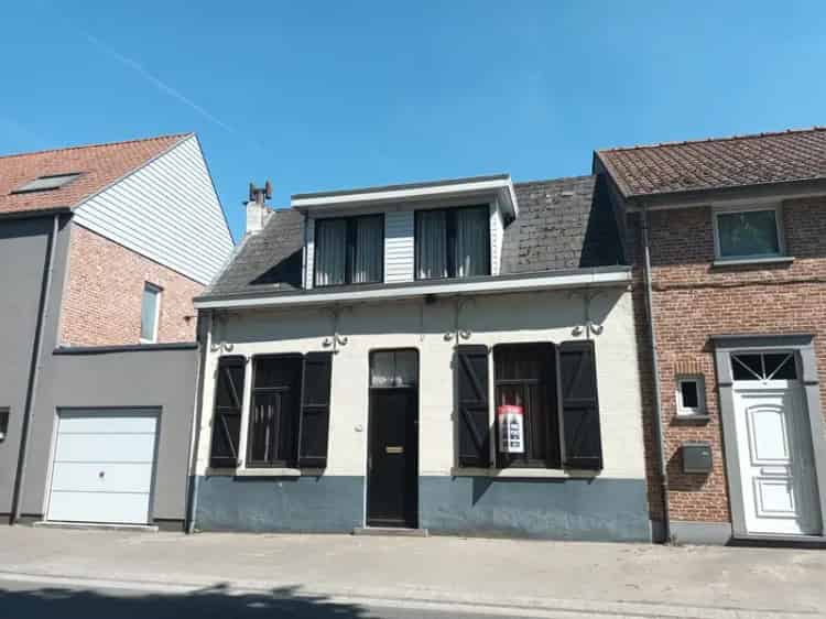 Te renoveren woning met garage Zeveneken Centrum