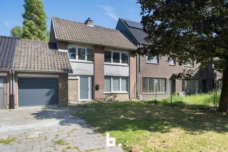 Huis Te Koop Sint-Pieters: Gezellige woning met garage en tuin