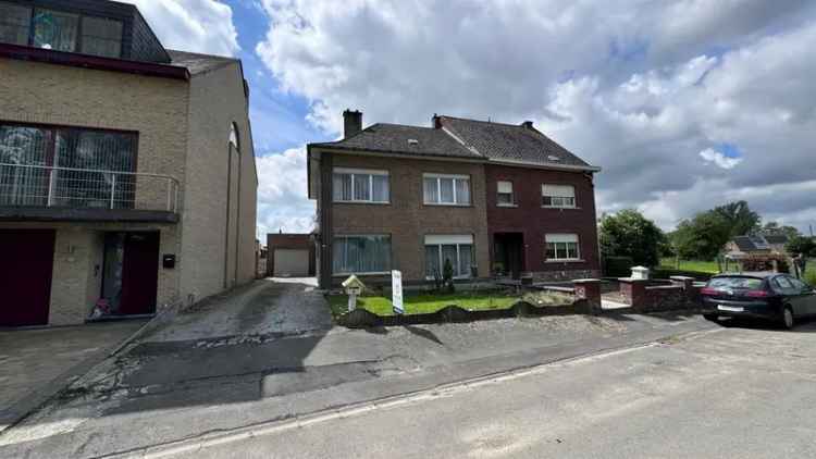 RUSTIG GELEGEN WONING MET 3 SLP, GARAGE EN TUIN