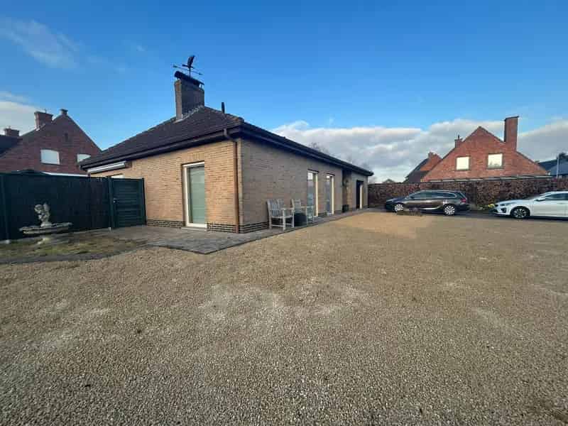 Te Koop: Verzorgde 2-Kamer Woning met Garage en Tuin