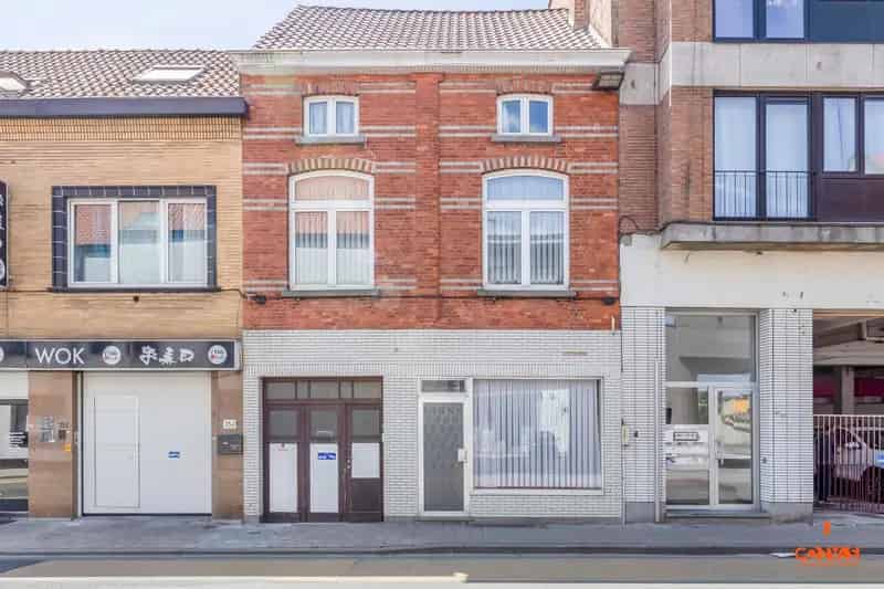 Huis te huur Sint-Amandsberg: Renovatieproject met garage en winkel