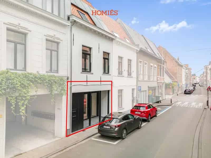 Ruime handelsruimte met veel lichtinval en stadstuintje