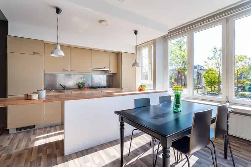 Appartement te koop Merksem: Op te frissen appartement nabij openbaar vervoer
