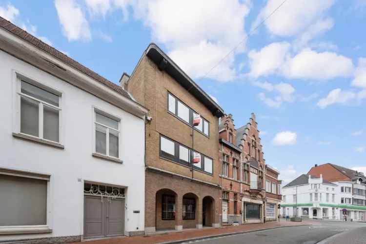 Deze unieke eigendom is gelegen in het centrum van Izegem en biedt veel potentieel. 
De voormalige handelswoning werd gebouwd met stevige duurzame materialen.  

De indeling is als volgt: 
Gelijkvloers: 
- Inkom 
- Winkelruimte/bureelruimte 
- Toilet 
- W